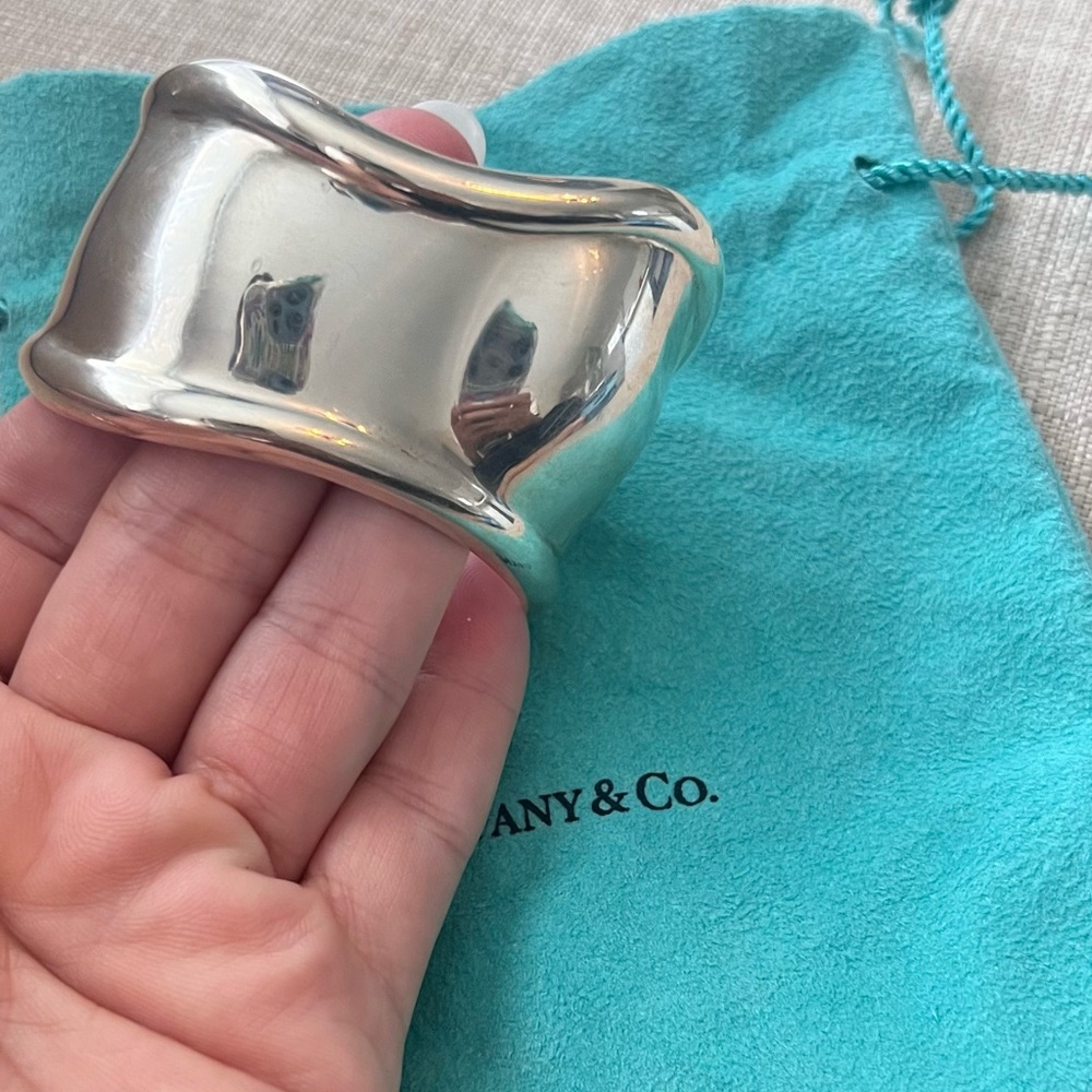 Tiffany & Co 1978 Elsa Peretti vintage medium right bone cuff in sterling silver